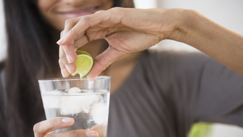 Saiba o que acontece com o corpo ao tomar água com limão